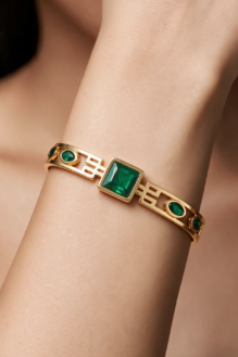 Gold-Plated Geometric Bracelet with Emerald-Cut Green Crystal – Elegant Statement Jewellery